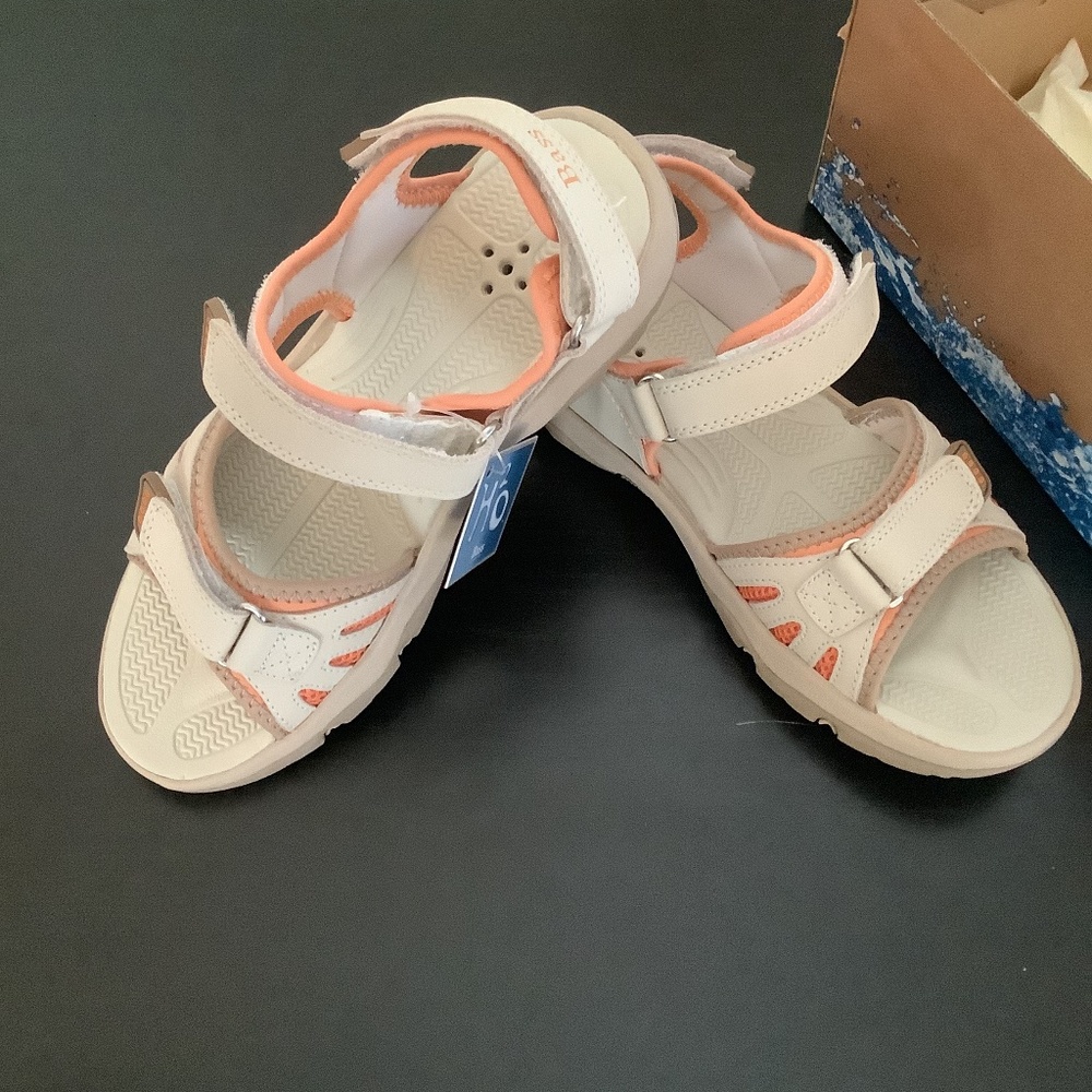 NWT Women’s Bass Sandals